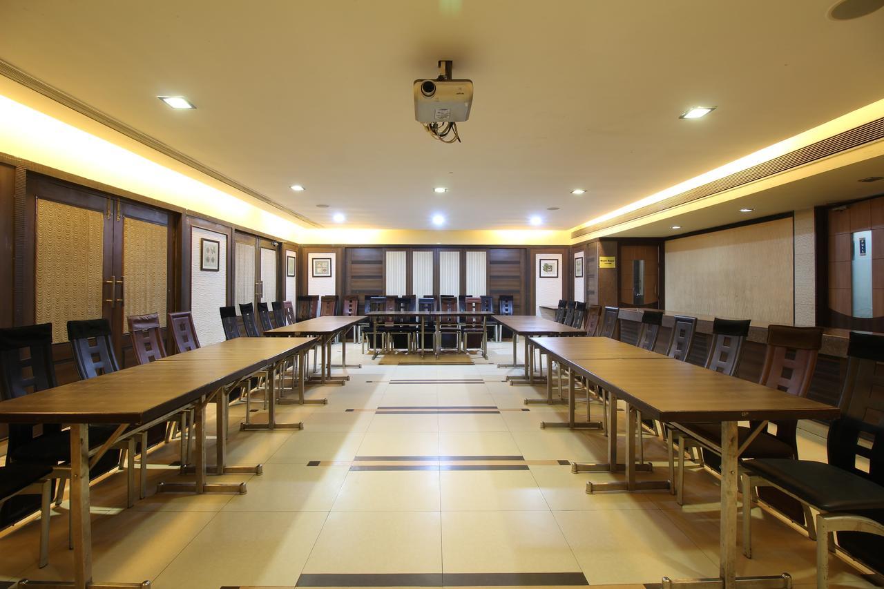 Hotel Gurukripa Даман Экстерьер фото