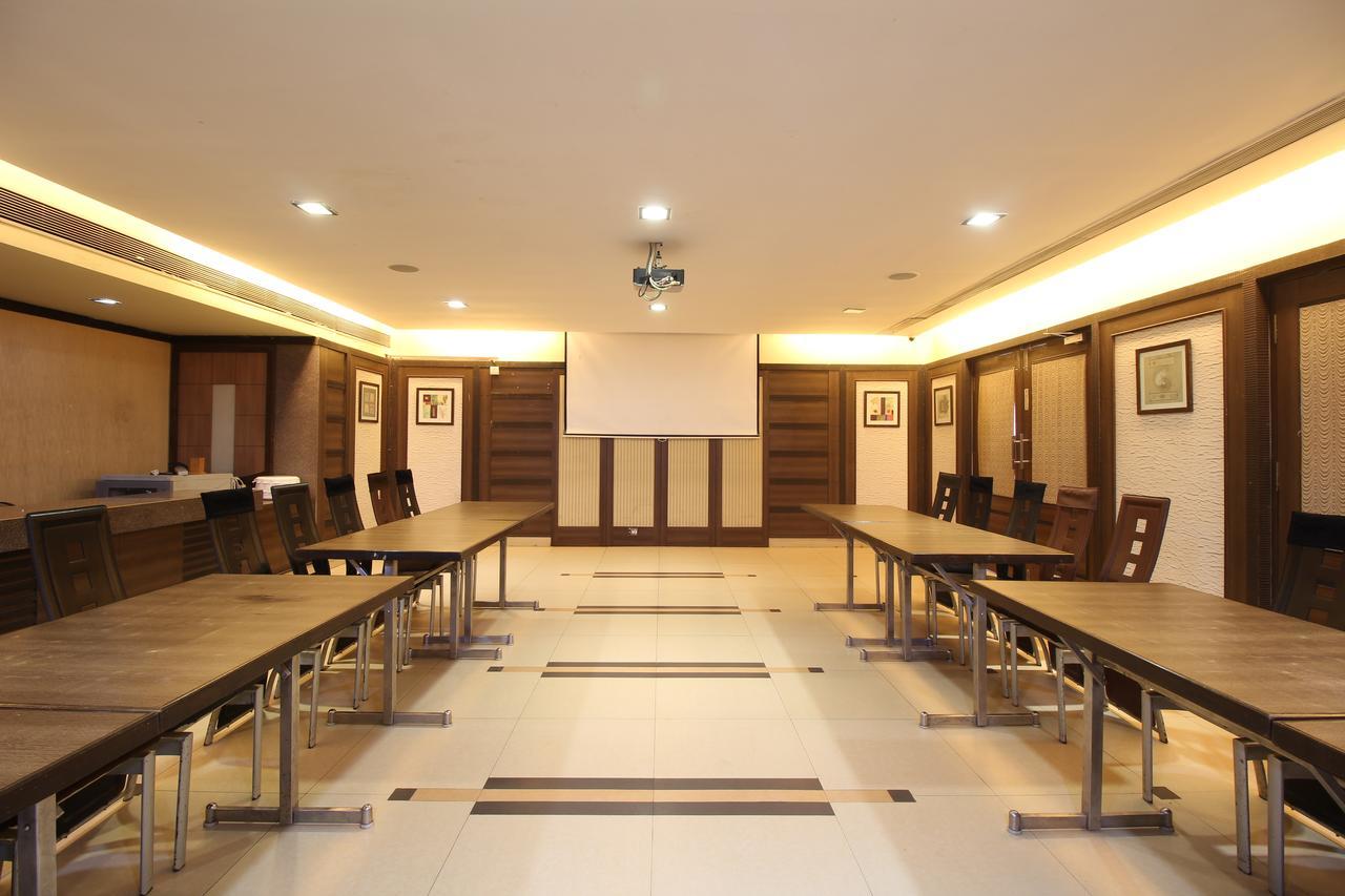 Hotel Gurukripa Даман Экстерьер фото