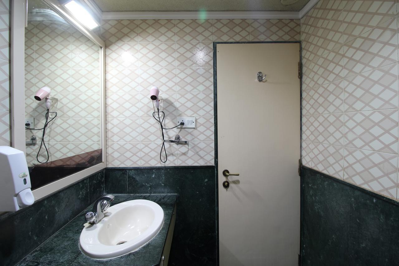 Hotel Gurukripa Даман Экстерьер фото